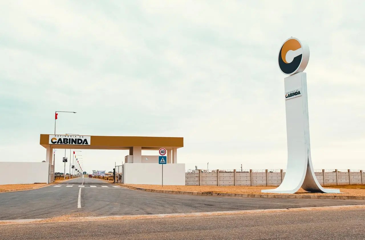 Entrada da Refinaria de Cabinda com pórtico e totem